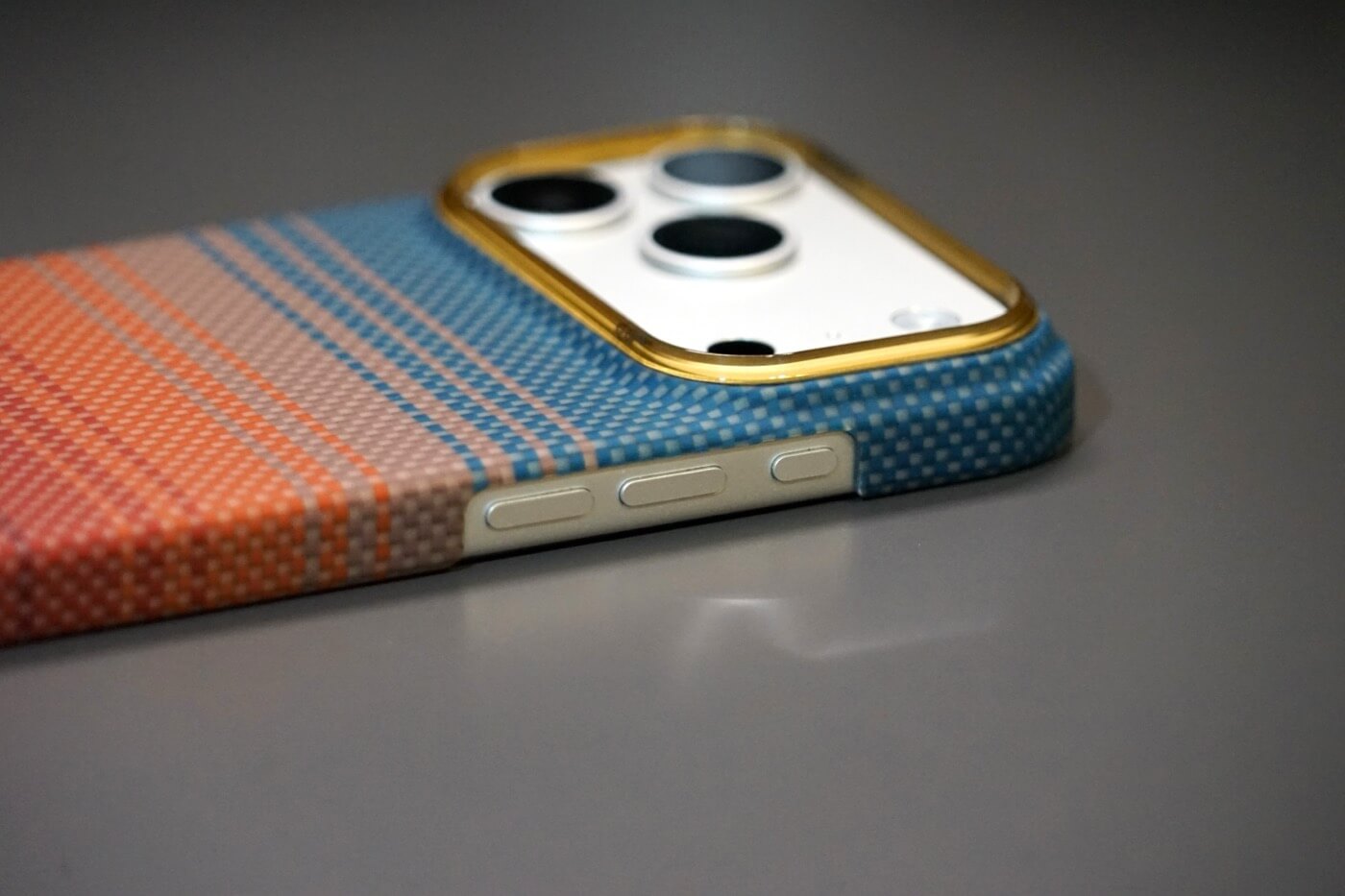 【レビュー】｢PITAKA Edge Case | California Dream｣ ｰ 1970年代カリフォルニアの様々な“夕暮れ”をアラミド繊維ケースで表現
