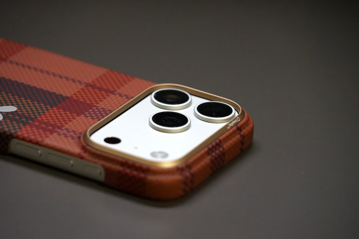 【レビュー】｢PITAKA Edge Case｣が韓国のファッションブランド｢MÜNN｣とコラボ ｰ タータンチェック柄で女性にもオススメ
