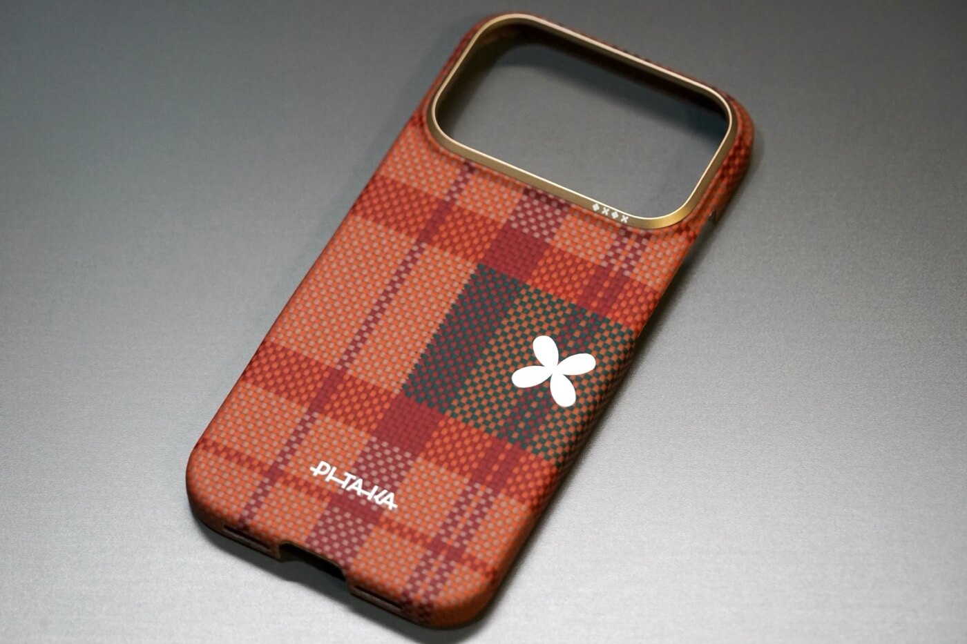 【レビュー】｢PITAKA Edge Case｣が韓国のファッションブランド｢MÜNN｣とコラボ ｰ タータンチェック柄で女性にもオススメ