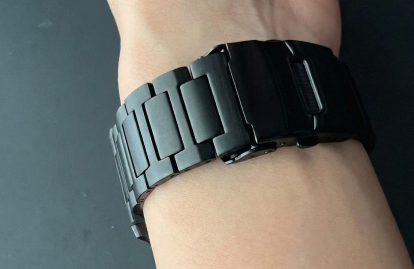 Apple Watch Ultraにマッチするデザイン・カラーリングが特徴の専用チタニウムバンド「MinZ TITANIUM 26」発売
