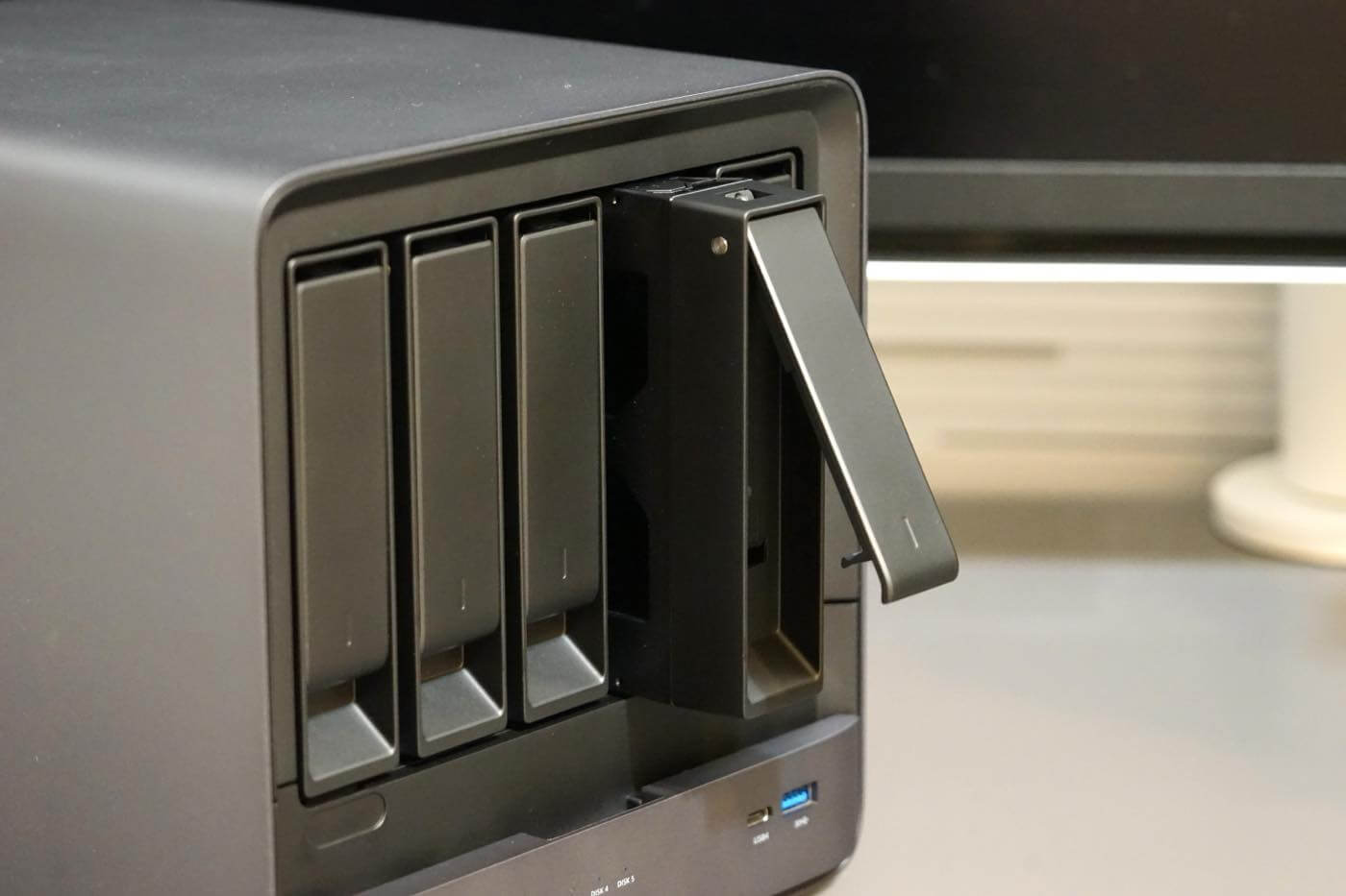 【レビュー】Ryzen AI 9 HX PRO 370搭載NASキット「Minisforum N5 Pro AI NAS」をチェック