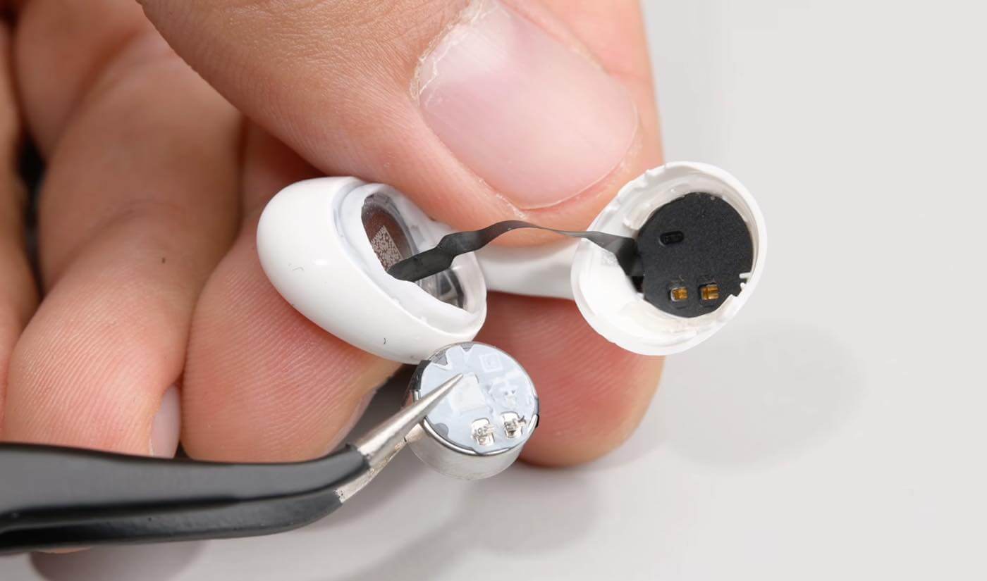 iFixit、「AirPods 5」の分解レポートを公開 ー シリーズ史上初の0点評価から脱出