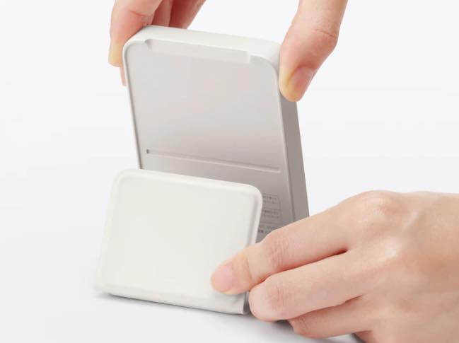 無印良品、Qi2規格対応でスマホスタンドにもなるバッテリーを発売 ー 5000mAhと10000mAhの2モデル展開