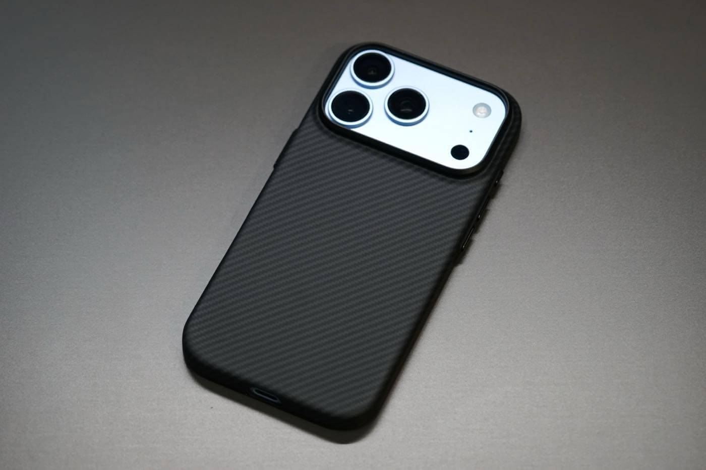 【レビュー】Deffの「Super Tough Case DURO for iPhone 18 Pro」 ー アラミド繊維とTPUの組み合わせで耐衝撃性能を向上
