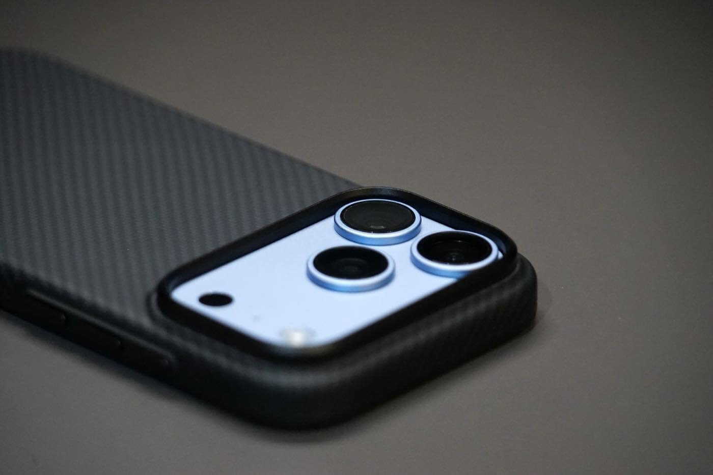 【レビュー】Deffの「Super Tough Case DURO for iPhone 18 Pro」 ー アラミド繊維とTPUの組み合わせで耐衝撃性能を向上
