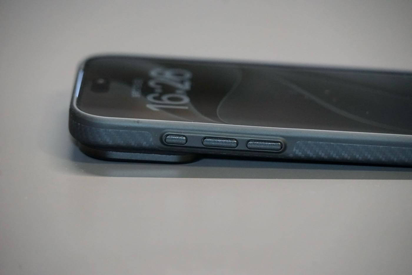 【レビュー】Deffの「Super Tough Case DURO for iPhone 18 Pro」 ー アラミド繊維とTPUの組み合わせで耐衝撃性能を向上