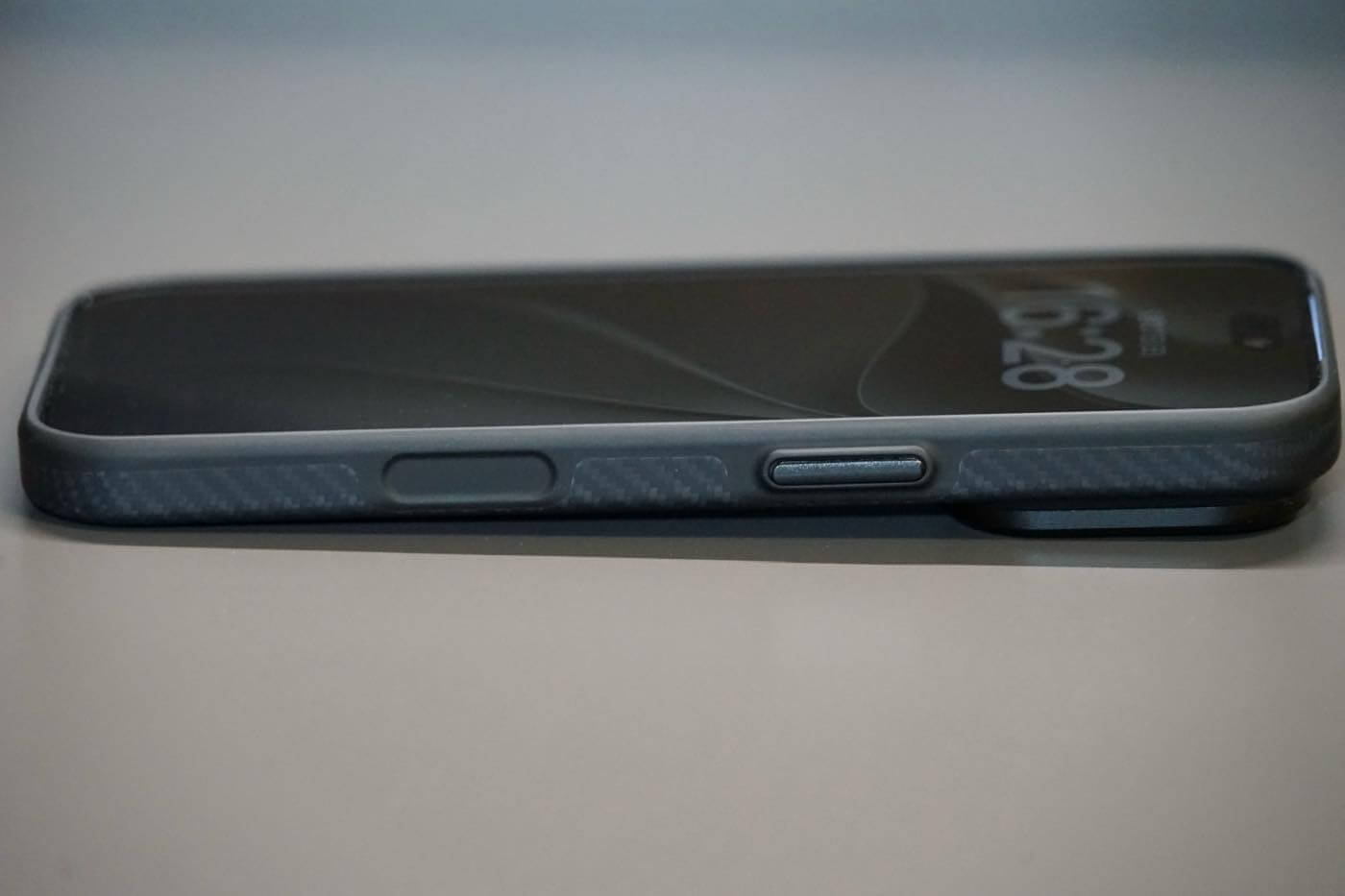 【レビュー】Deffの「Super Tough Case DURO for iPhone 18 Pro」 ー アラミド繊維とTPUの組み合わせで耐衝撃性能を向上