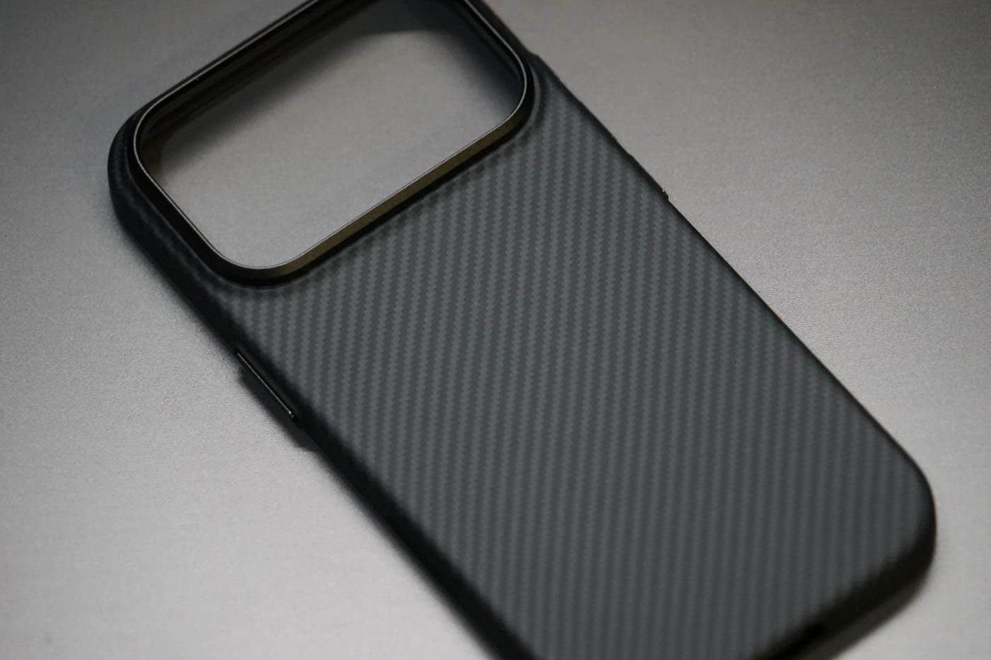 【レビュー】Deffの「Super Tough Case DURO for iPhone 18 Pro」 ー アラミド繊維とTPUの組み合わせで耐衝撃性能を向上