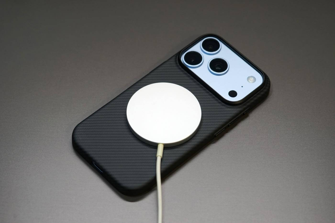 【レビュー】Deffの「Super Tough Case DURO for iPhone 18 Pro」 ー アラミド繊維とTPUの組み合わせで耐衝撃性能を向上