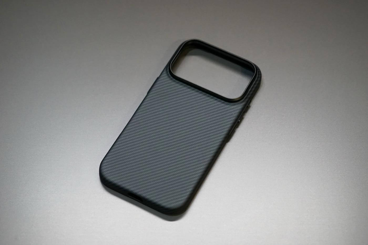【レビュー】Deffの「Super Tough Case DURO for iPhone 18 Pro」 ー アラミド繊維とTPUの組み合わせで耐衝撃性能を向上