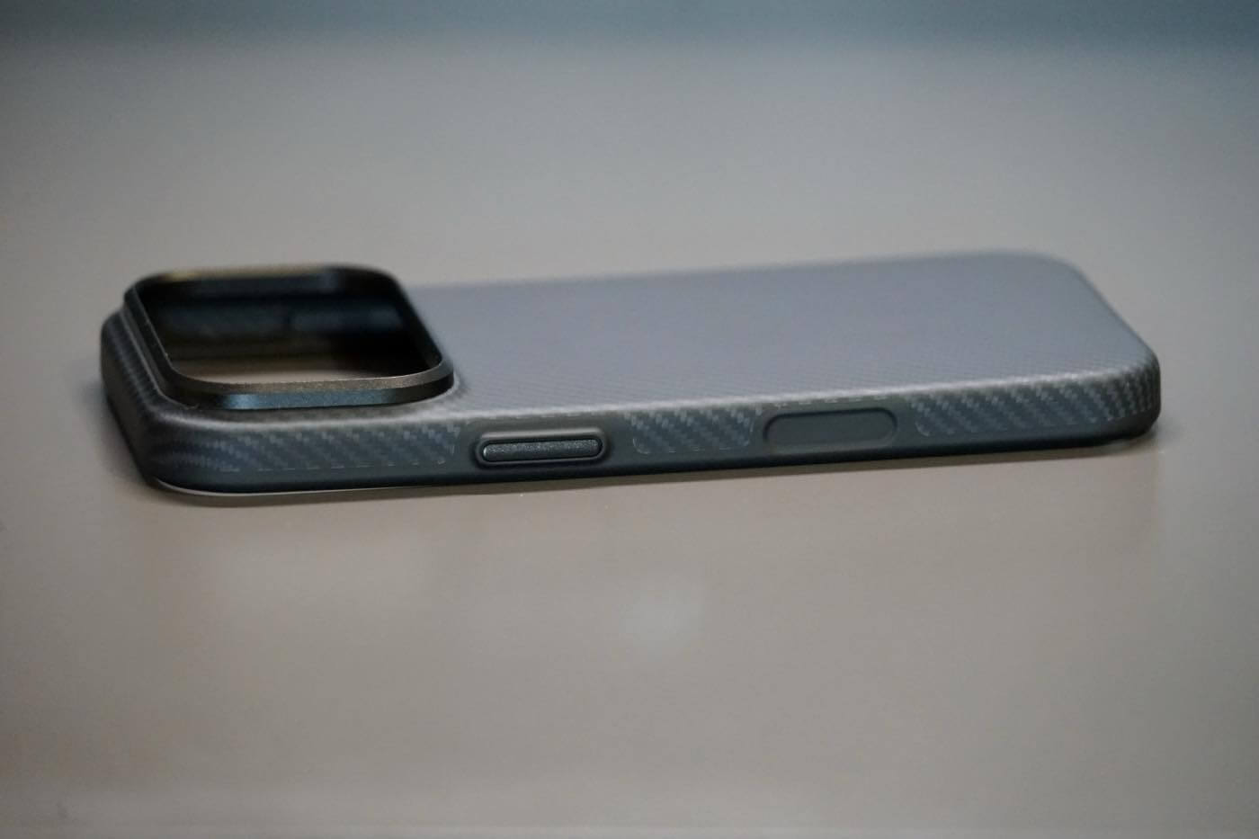 【レビュー】Deffの「Super Tough Case DURO for iPhone 18 Pro」 ー アラミド繊維とTPUの組み合わせで耐衝撃性能を向上