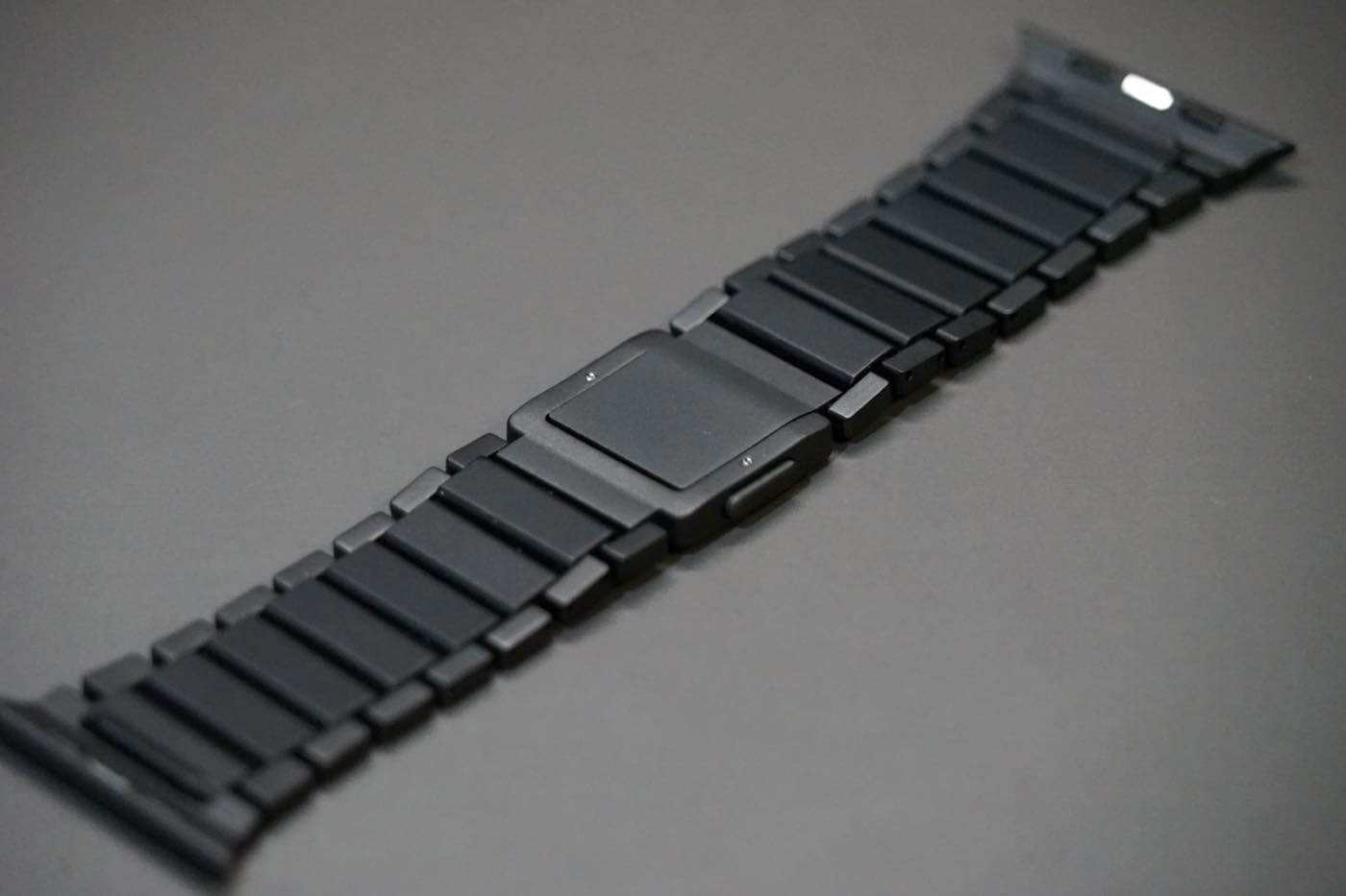 【レビュー】”チタン+シリコン”で快適な装着感が特徴のApple Watch専用バンド「MinZ METEOR」