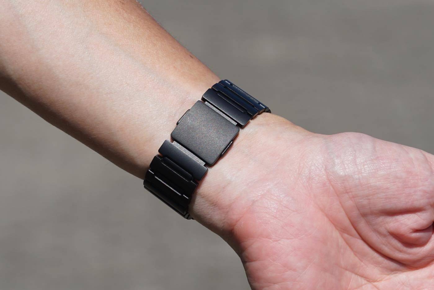 【レビュー】”チタン+シリコン”で快適な装着感が特徴のApple Watch専用バンド「MinZ METEOR」