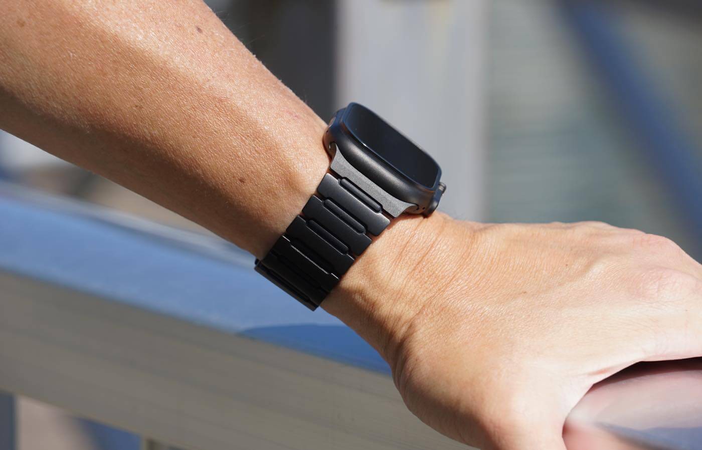 【レビュー】”チタン+シリコン”で快適な装着感が特徴のApple Watch専用バンド「MinZ METEOR」