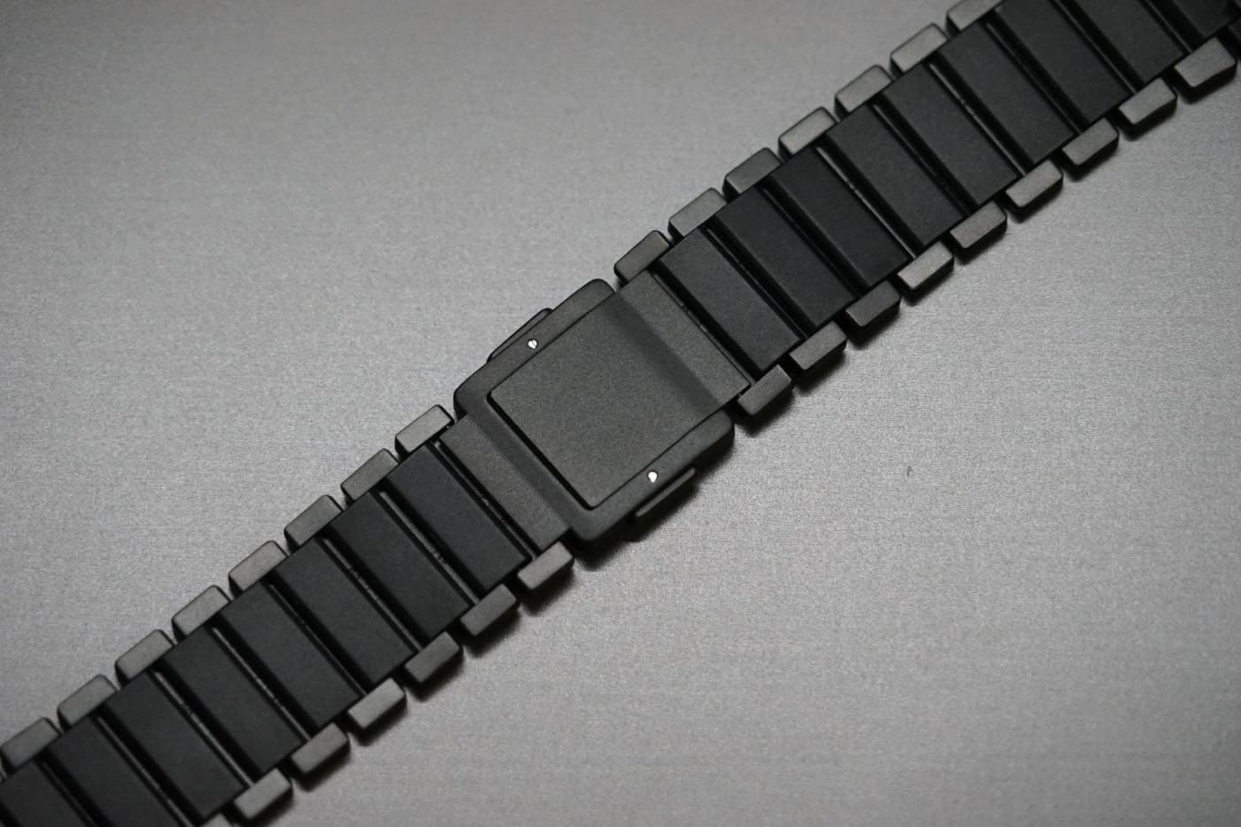 【レビュー】”チタン+シリコン”で快適な装着感が特徴のApple Watch専用バンド「MinZ METEOR」