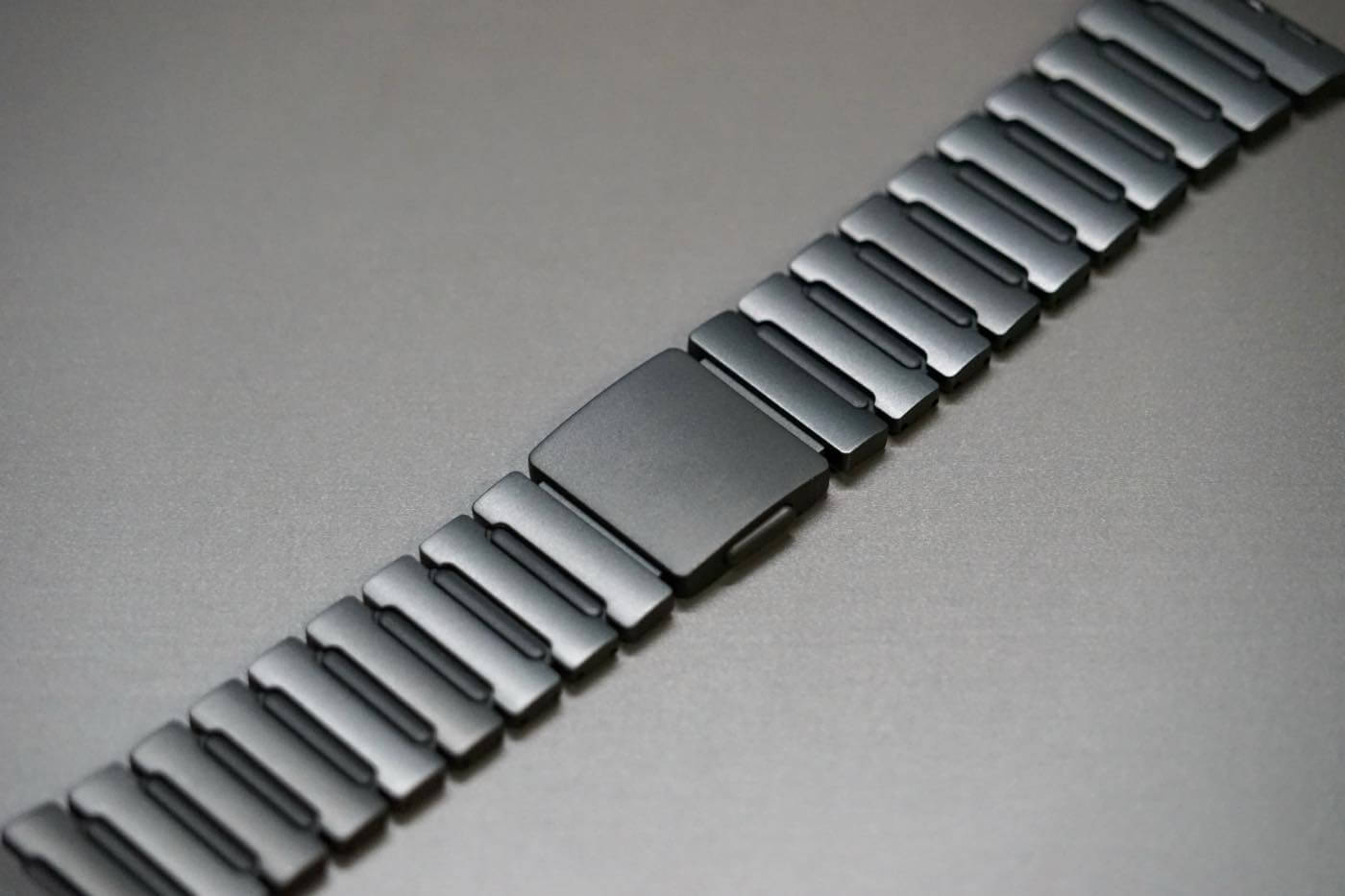 【レビュー】”チタン+シリコン”で快適な装着感が特徴のApple Watch専用バンド「MinZ METEOR」