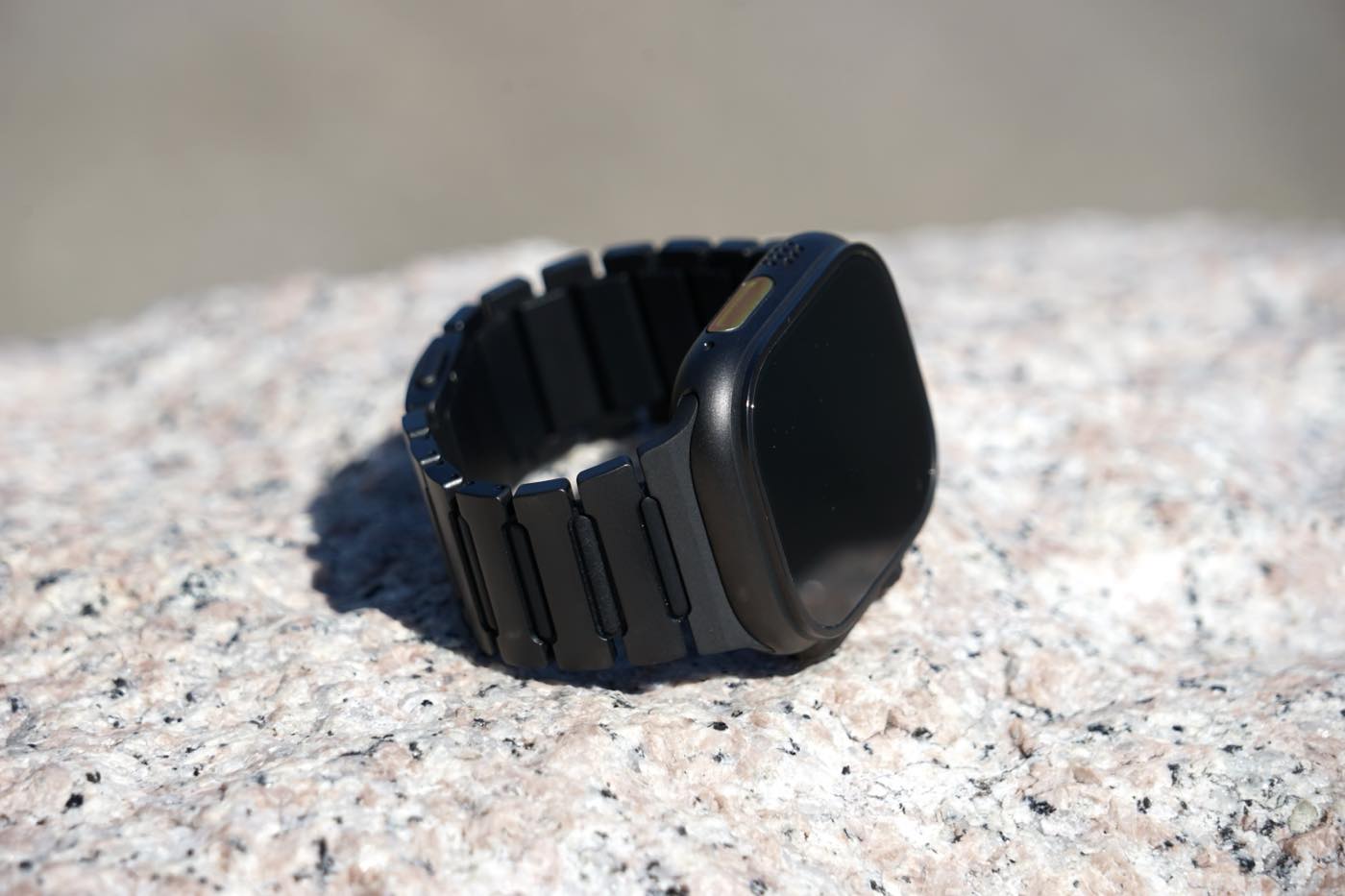 【レビュー】”チタン+シリコン”で快適な装着感が特徴のApple Watch専用バンド「MinZ METEOR」