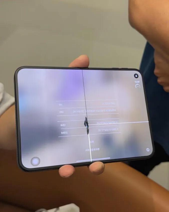 「iPhone Duo」、発売初日にヒンジの同じ箇所での破損事例が複数報告される