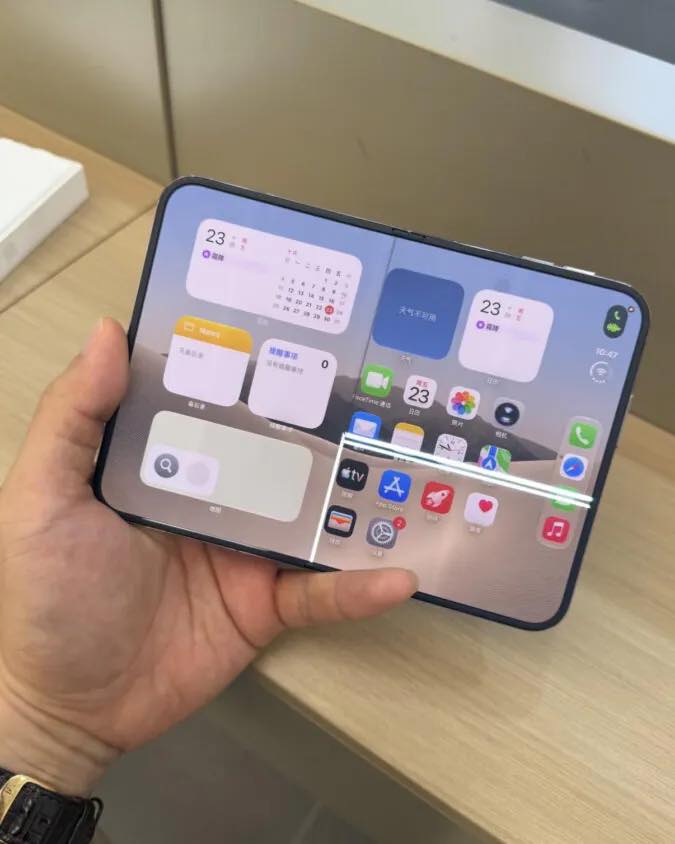 「iPhone Duo」、発売初日にヒンジの同じ箇所での破損事例が複数報告される