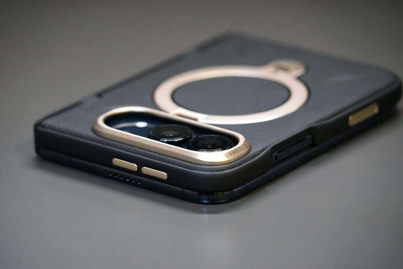 【レビュー】TORRASのシリコンレザー採用ケース｢Ostand Q3 レザートーン｣にiPhone Duo用が登場 ｰ 360度回転スタンドで様々な向きで立てて利用可能