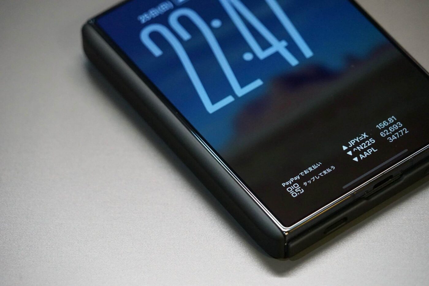 【レビュー】TORRASのシリコンレザー採用ケース｢Ostand Q3 レザートーン｣にiPhone Duo用が登場 ｰ 360度回転スタンドで様々な向きで立てて利用可能