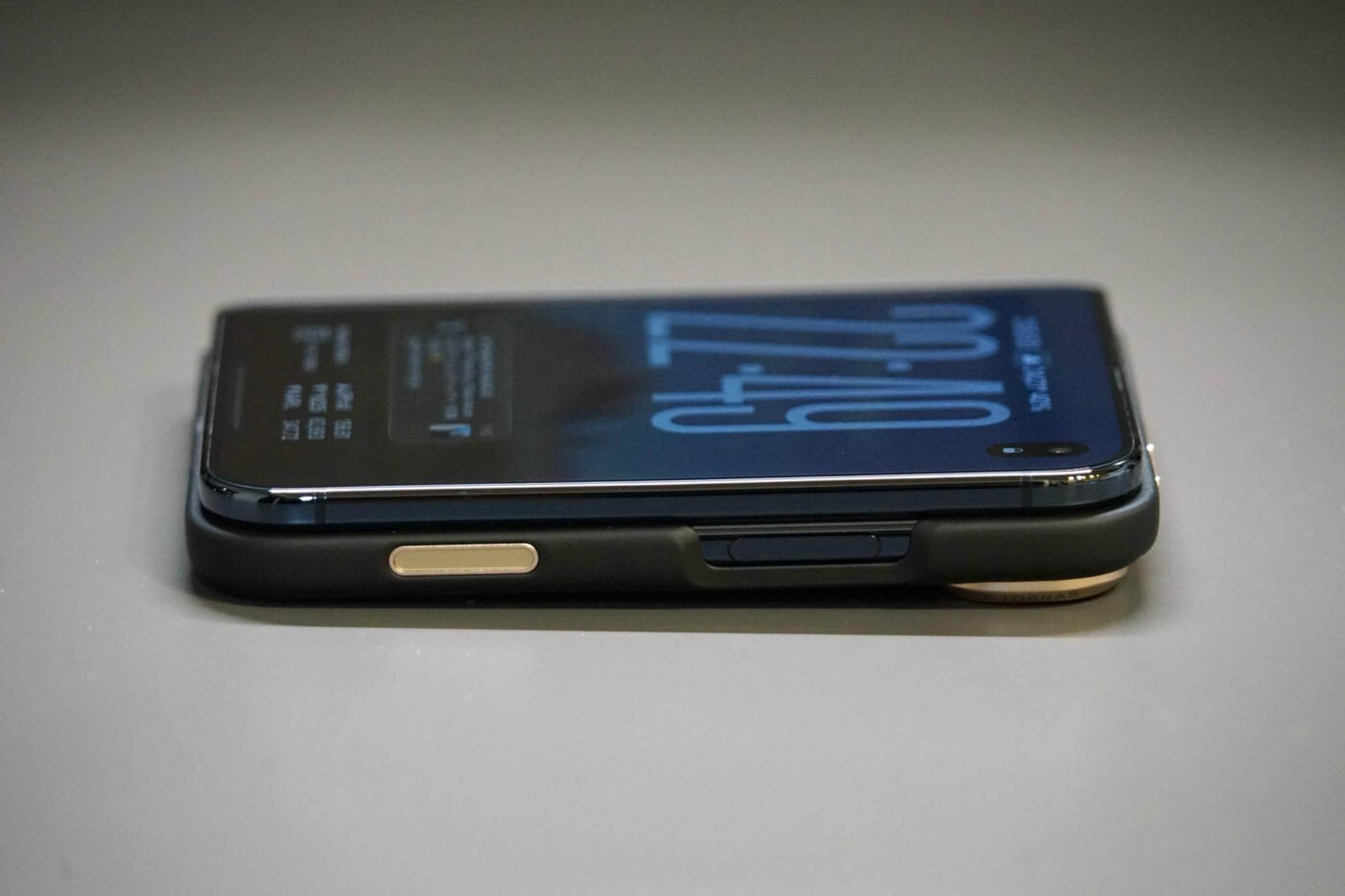 【レビュー】TORRASのシリコンレザー採用ケース｢Ostand Q3 レザートーン｣にiPhone Duo用が登場 ｰ 360度回転スタンドで様々な向きで立てて利用可能