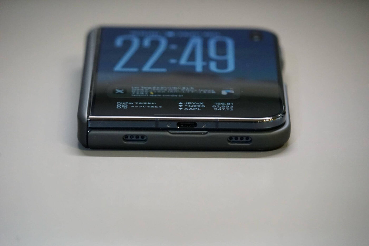 【レビュー】TORRASのシリコンレザー採用ケース｢Ostand Q3 レザートーン｣にiPhone Duo用が登場 ｰ 360度回転スタンドで様々な向きで立てて利用可能