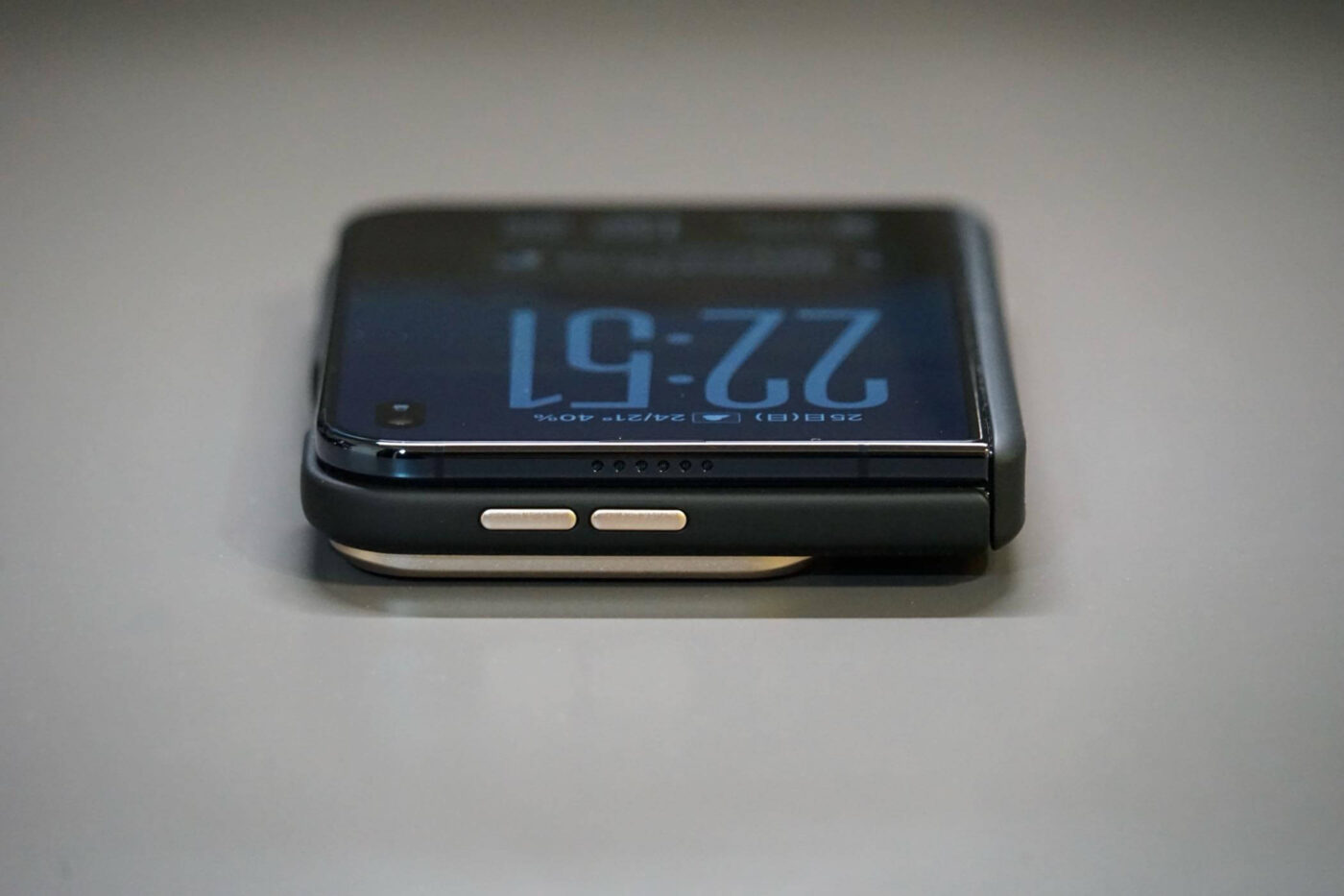 【レビュー】TORRASのシリコンレザー採用ケース｢Ostand Q3 レザートーン｣にiPhone Duo用が登場 ｰ 360度回転スタンドで様々な向きで立てて利用可能