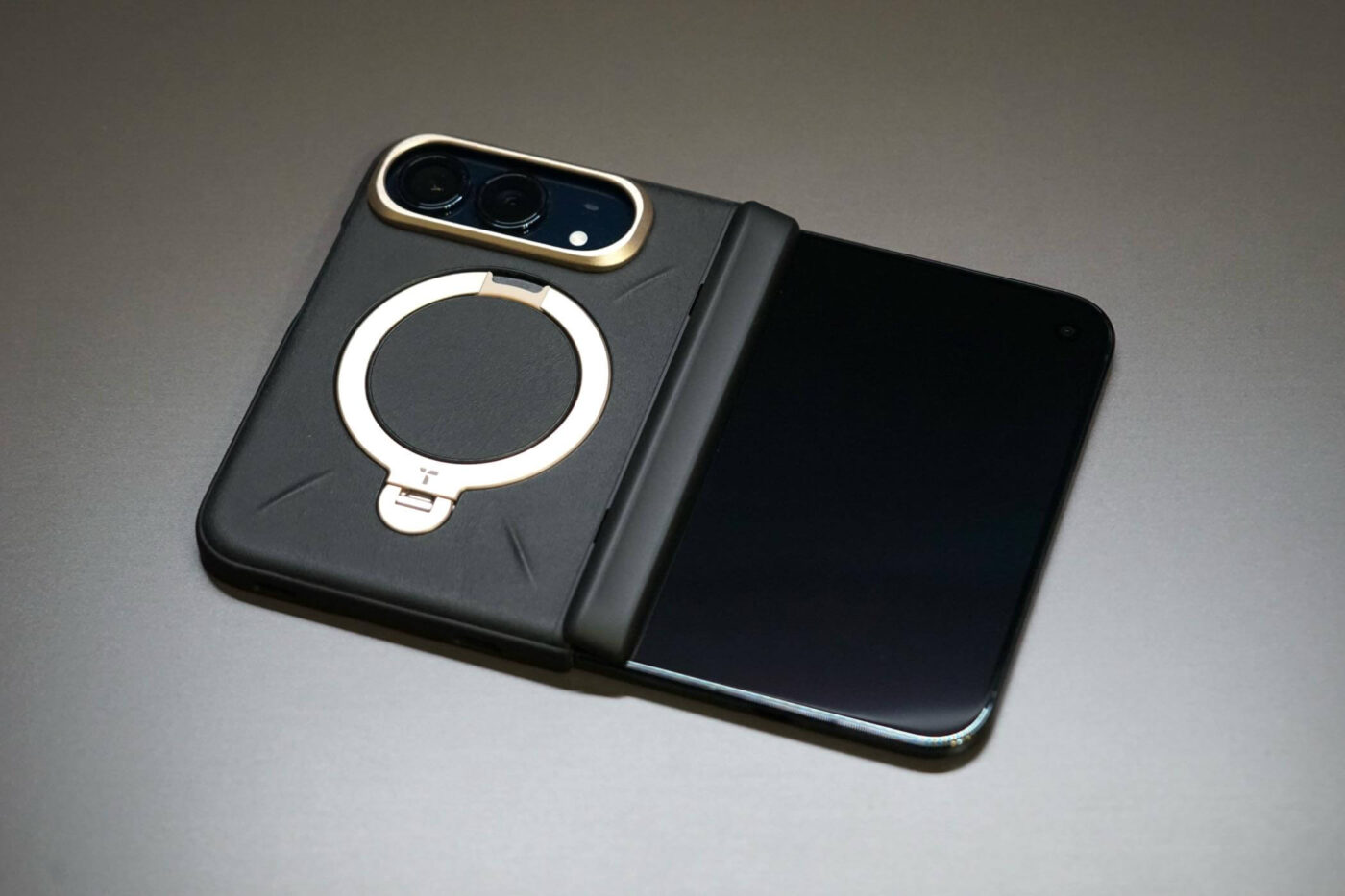 【レビュー】TORRASのシリコンレザー採用ケース｢Ostand Q3 レザートーン｣にiPhone Duo用が登場 ｰ 360度回転スタンドで様々な向きで立てて利用可能