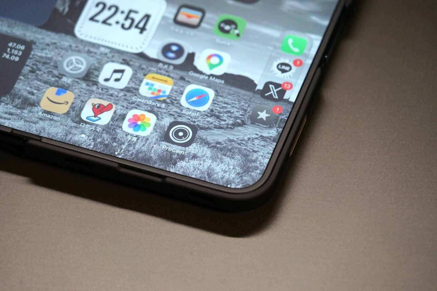 【レビュー】TORRASのシリコンレザー採用ケース｢Ostand Q3 レザートーン｣にiPhone Duo用が登場 ｰ 360度回転スタンドで様々な向きで立てて利用可能