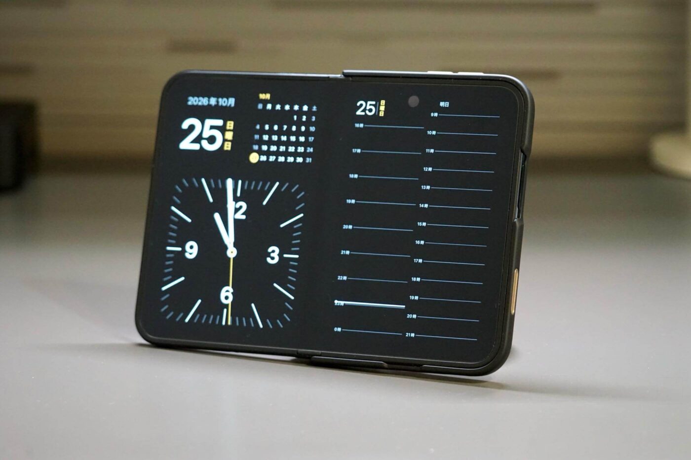 【レビュー】TORRASのシリコンレザー採用ケース｢Ostand Q3 レザートーン｣にiPhone Duo用が登場 ｰ 360度回転スタンドで様々な向きで立てて利用可能