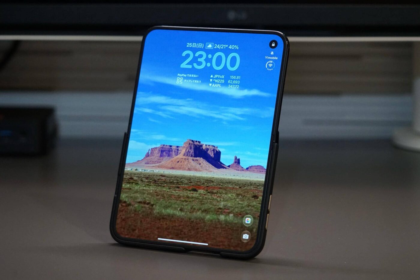 【レビュー】TORRASのシリコンレザー採用ケース｢Ostand Q3 レザートーン｣にiPhone Duo用が登場 ｰ 360度回転スタンドで様々な向きで立てて利用可能