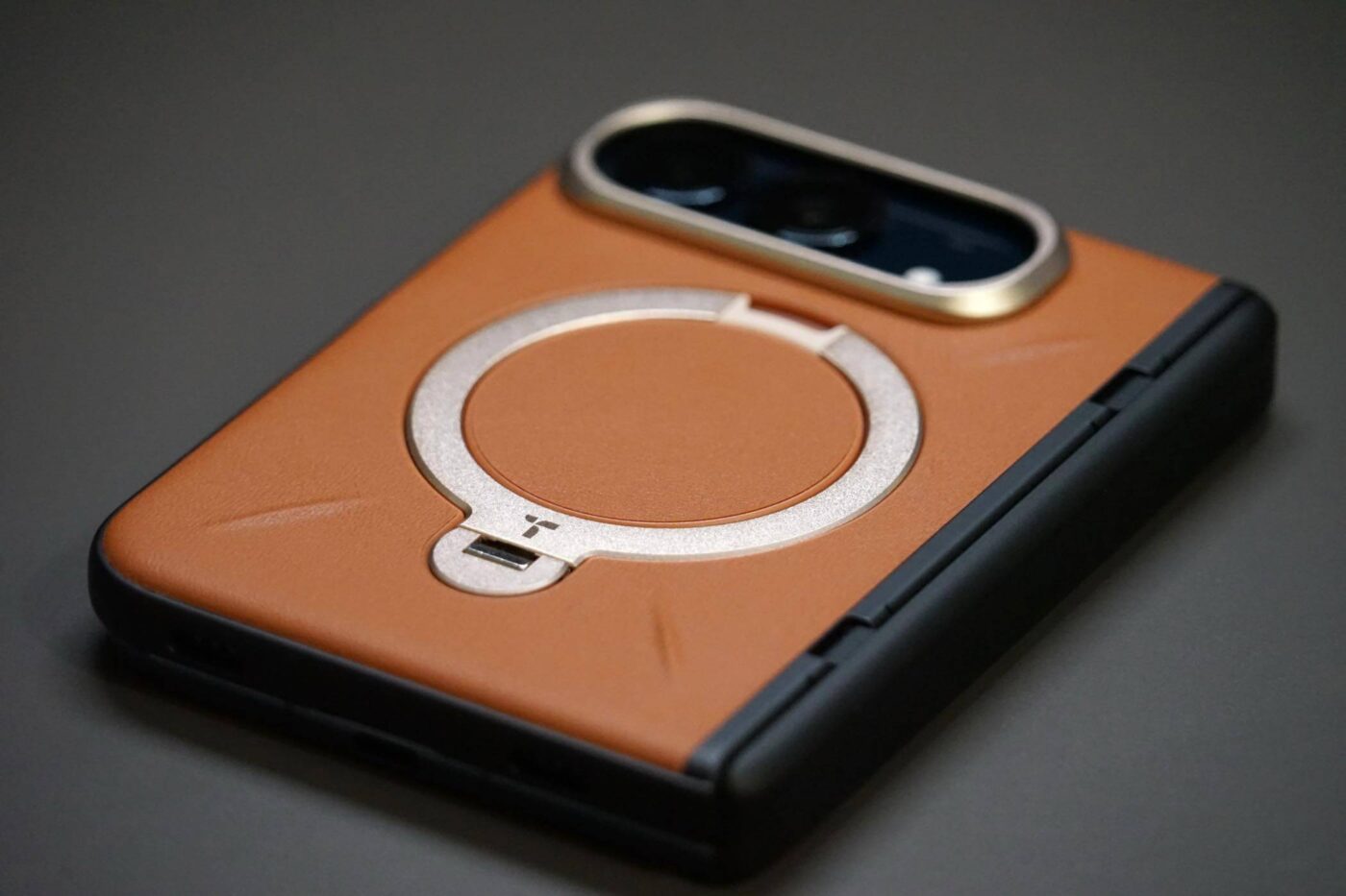 【レビュー】TORRASのシリコンレザー採用ケース｢Ostand Q3 レザートーン｣にiPhone Duo用が登場 ｰ 360度回転スタンドで様々な向きで立てて利用可能