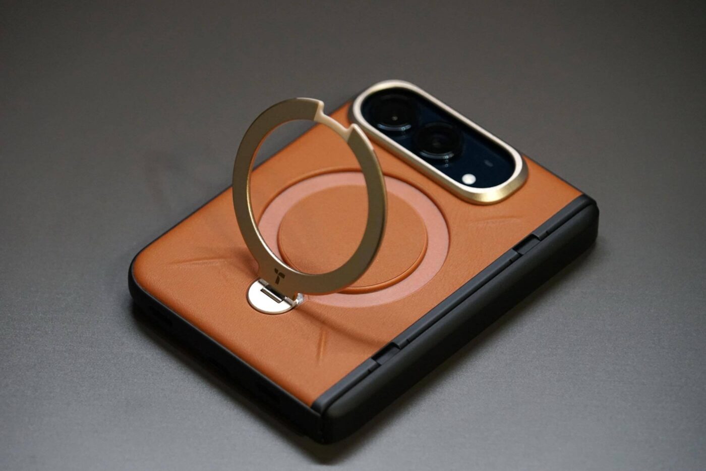【レビュー】TORRASのシリコンレザー採用ケース｢Ostand Q3 レザートーン｣にiPhone Duo用が登場 ｰ 360度回転スタンドで様々な向きで立てて利用可能
