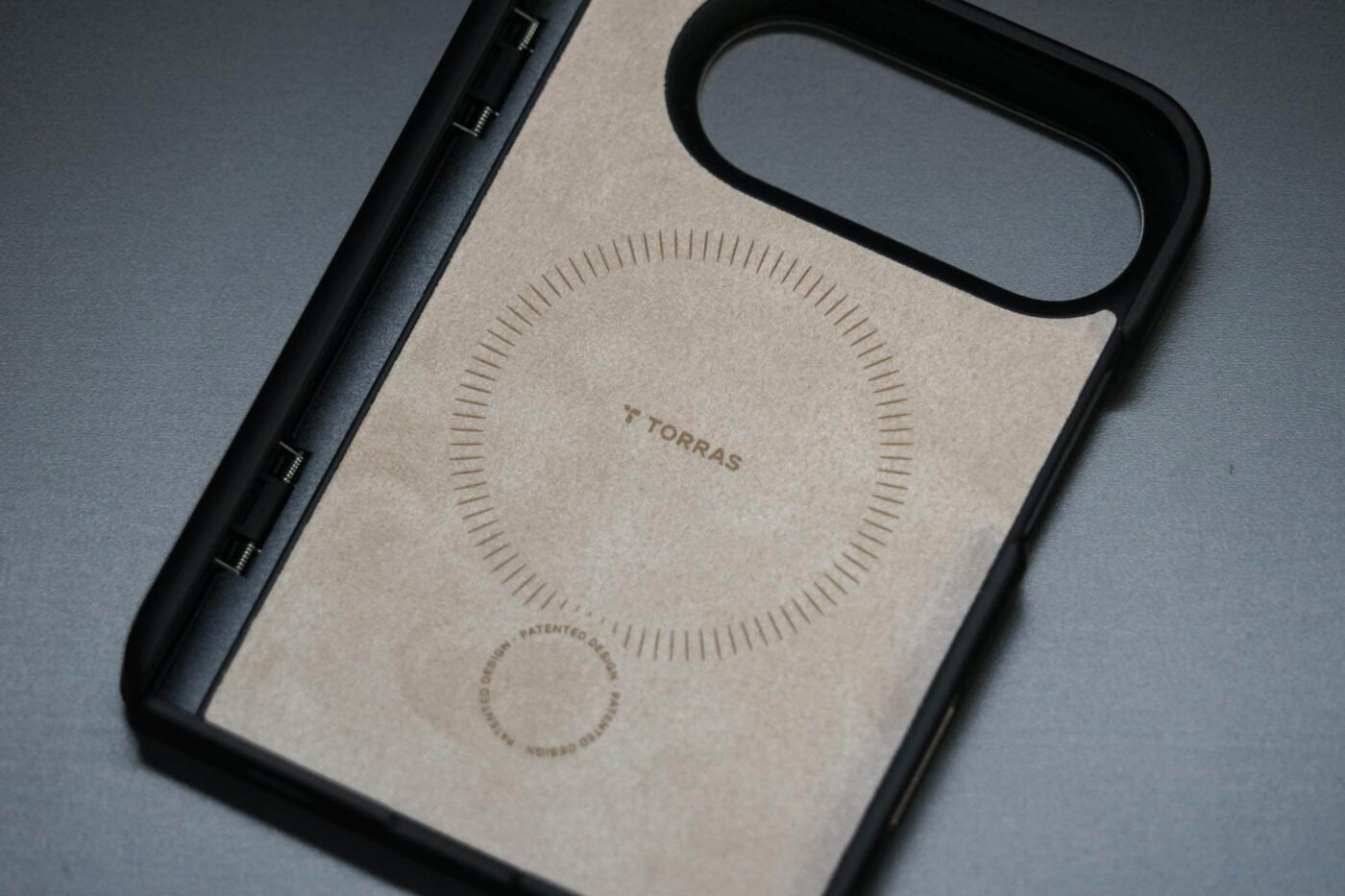 【レビュー】TORRASのシリコンレザー採用ケース｢Ostand Q3 レザートーン｣にiPhone Duo用が登場 ｰ 360度回転スタンドで様々な向きで立てて利用可能